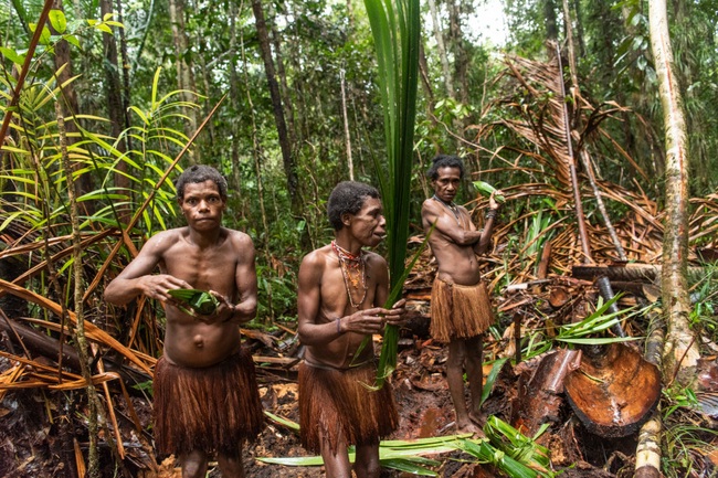 Có một bộ lạc cổ xưa ẩn mình trong rừng rậm, chưa từng tiếp xúc với văn minh nhân loại và vẫn tiến hành nghi lễ ăn thịt người - Ảnh 5.