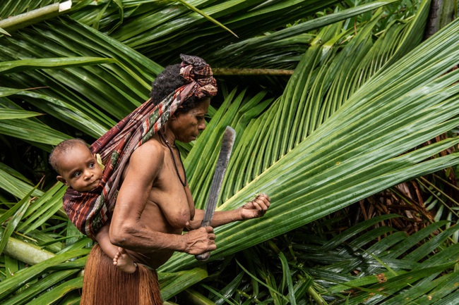 Có một bộ lạc cổ xưa ẩn mình trong rừng rậm, chưa từng tiếp xúc với văn minh nhân loại và vẫn tiến hành nghi lễ ăn thịt người - Ảnh 6.