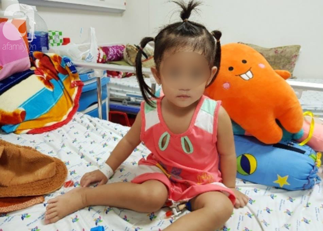 Bé gái 3 tuổi liệt nửa người nguy kịch vì đột quỵ nhồi máu não nhưng bị bệnh viện địa phương chẩn đoán nhầm - Ảnh 1.