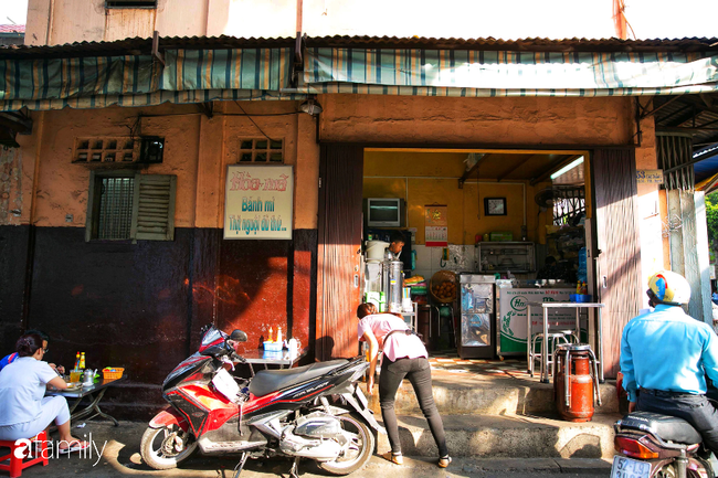 Hàng bánh mì chảo ngon &quot;nhức nhối&quot; ở Sài Gòn, khách Tây tới ăn tự nhận là bữa sáng ngon nhất từng thử, có gia đình ăn liên tục suốt 2 đời - Ảnh 4.