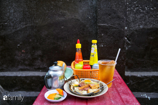Hàng bánh mì chảo ngon &quot;nhức nhối&quot; ở Sài Gòn, khách Tây tới ăn tự nhận là bữa sáng ngon nhất từng thử, có gia đình ăn liên tục suốt 2 đời - Ảnh 9.