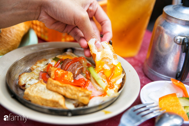 Hàng bánh mì chảo ngon &quot;nhức nhối&quot; ở Sài Gòn, khách Tây tới ăn tự nhận là bữa sáng ngon nhất từng thử, có gia đình ăn liên tục suốt 2 đời - Ảnh 8.