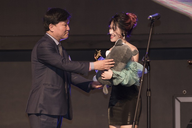 Ngọc Thanh Tâm xúc động khi được vinh danh tại lễ trao giải uy tín bậc nhật Hàn Quốc - Ảnh 4.
