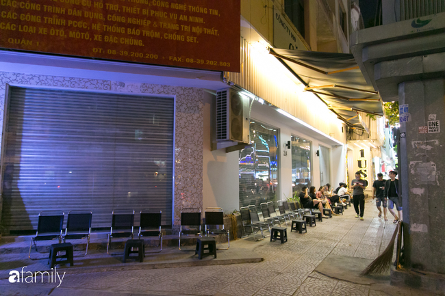 Cực khó hiểu quán cà phê lề đường bỗng nhiên trở thành cơn sốt ở Sài Gòn, mỗi đêm có hàng trăm người kéo tới ngồi &quot;xếp lớp&quot; kéo dài đến hàng chục mét!? - Ảnh 1.