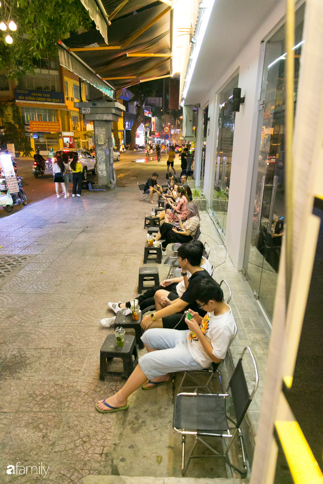 Cực khó hiểu quán cà phê lề đường bỗng nhiên trở thành cơn sốt ở Sài Gòn, mỗi đêm có hàng trăm người kéo tới ngồi &quot;xếp lớp&quot; kéo dài đến hàng chục mét!? - Ảnh 6.