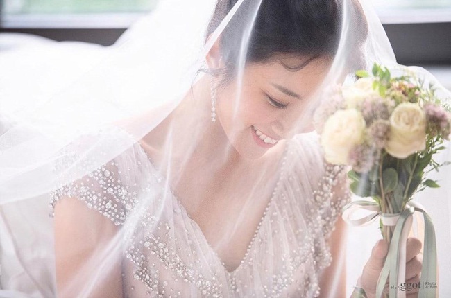 Trọn bộ ảnh cưới đẹp như mơ của em trai Kim Tae Hee, nhan sắc cô dâu không kém gì so với chị chồng nổi tiếng - Ảnh 11.