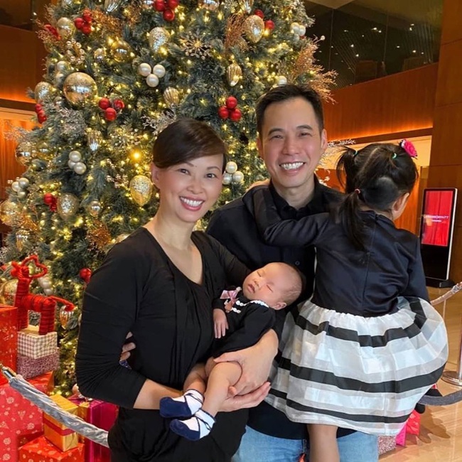 Khoe ảnh cả nhà đón Giáng sinh an lành, Shark Linh vẫn nhất quyết làm điều khác biệt giữa con gái lớn và em bé mới sinh - Ảnh 1.