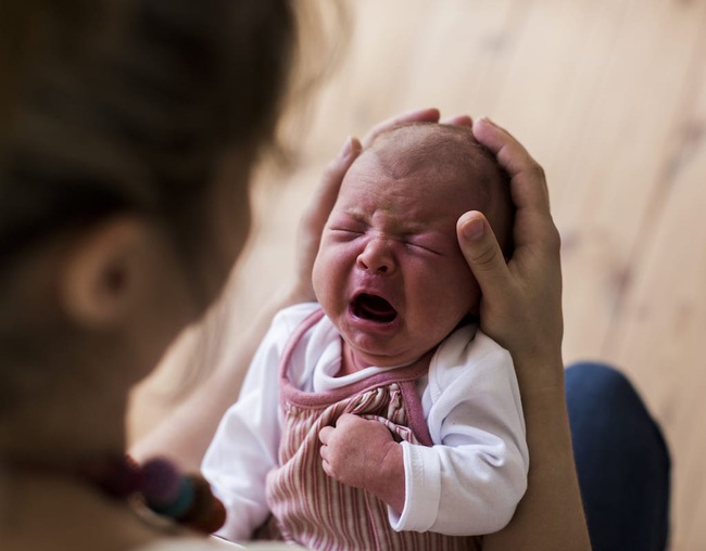 Trẻ sơ sinh khóc không chỉ vì đói, có những nguyên nhân sau mẹ cần phải biết - Ảnh 1.
