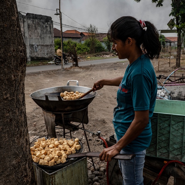 Hành trình rác thải nhựa từ Mỹ đến làng quê nghèo ở Indonesia và sản xuất ra món đậu phụ chưa hóa chất gây chết người - Ảnh 5.