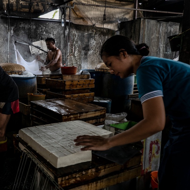 Hành trình rác thải nhựa từ Mỹ đến làng quê nghèo ở Indonesia và sản xuất ra món đậu phụ chưa hóa chất gây chết người - Ảnh 2.