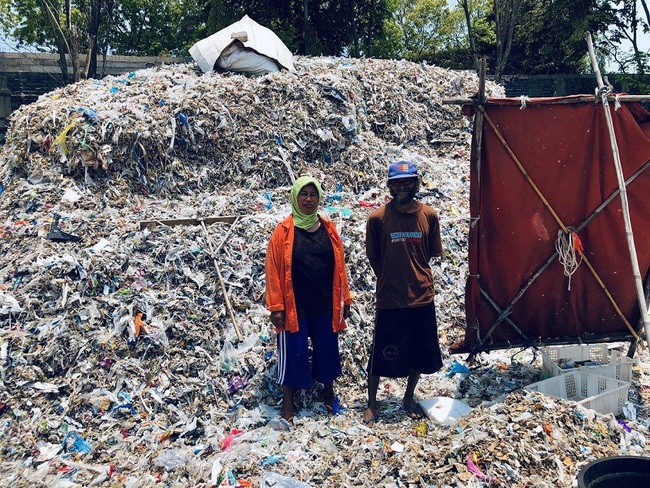 Hành trình rác thải nhựa từ Mỹ đến làng quê nghèo ở Indonesia và sản xuất ra món đậu phụ chưa hóa chất gây chết người - Ảnh 4.