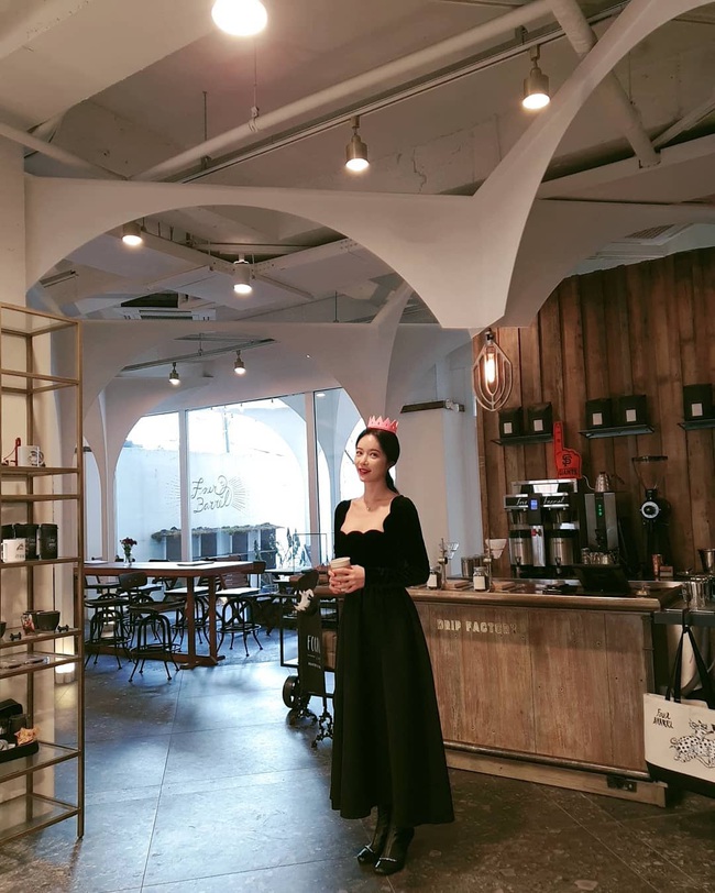 Đụng váy với Hwang Jung Eum: Suzy đẹp nhưng độ quý phái và nóng bỏng vẫn chưa là gì so với bà mẹ bỉm sữa - Ảnh 3. Đụng váy với Hwang Jung Eum: Suzy đẹp nhưng độ quý phái và nóng bỏng vẫn chưa là gì so với bà mẹ bỉm sữa - Ảnh 3.