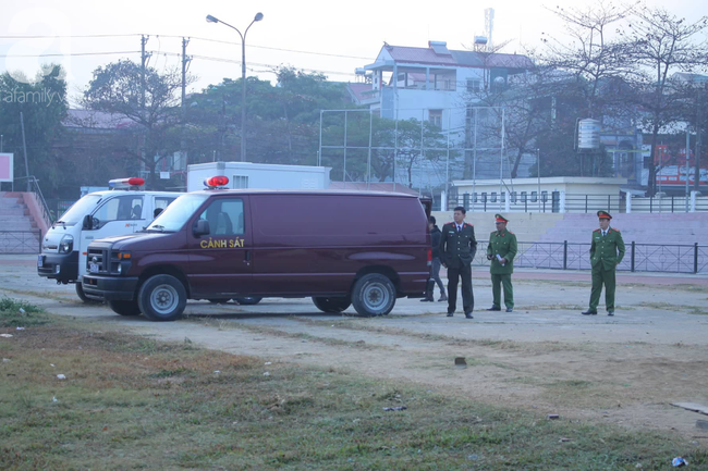 Thắt chặt an ninh tòa xử vụ nữ sinh giao gà bị nhóm đối tượng cưỡng hiếp, sát hại ở Điện Biên - Ảnh 7.