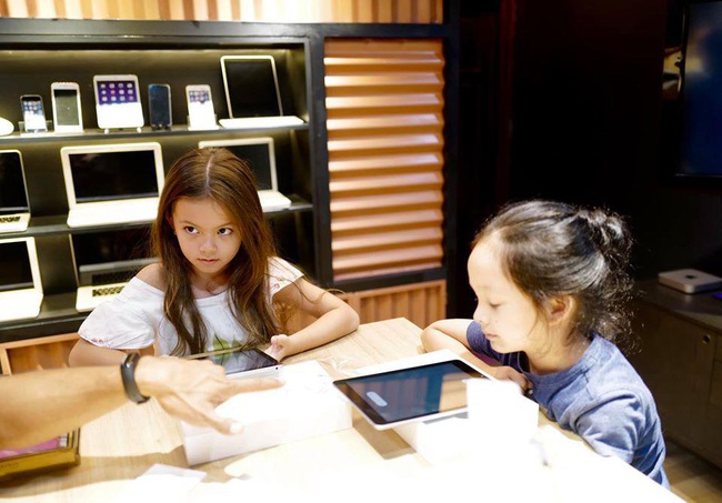 Tuyên bố không cho các con tiếp xúc với công nghệ nhưng Hồng Nhung lại bất ngờ đi mua iPad cho con, lý do hóa ra là như này - Ảnh 2.