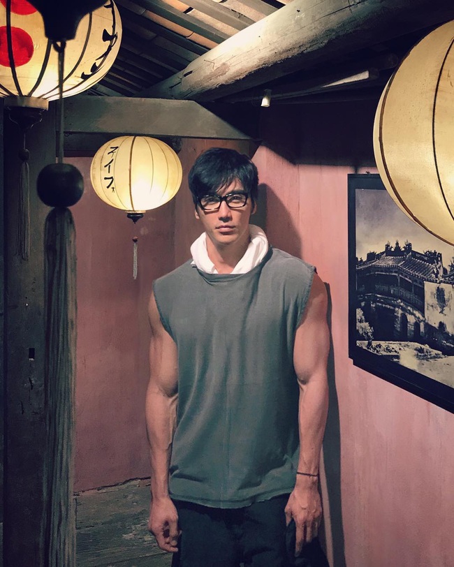 Mẫu nam Đài Loan 52 tuổi sở hữu gương mặt chuẩn mỹ nam kèm ngoại hình chuẩn 6 múi khiến chị em xịt máu - Ảnh 10.