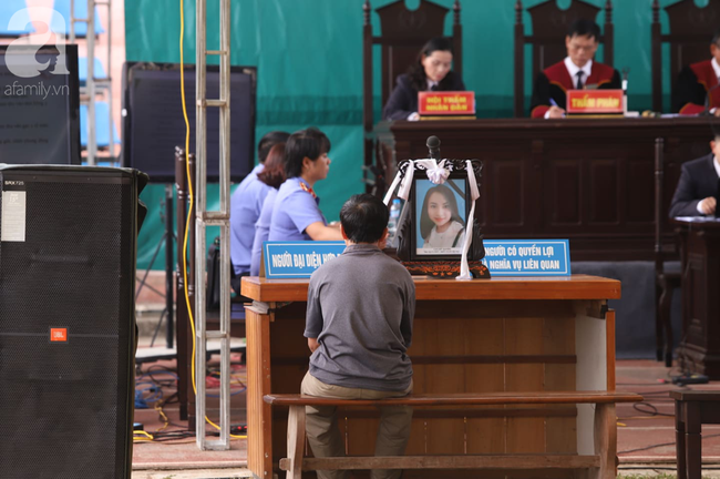 Xét xử ngày thứ 2 vụ nữ sinh giao gà Điện Biên bị sát hại: Người thân mang di ảnh Cao Mỹ Duyên đến tòa - Ảnh 1.