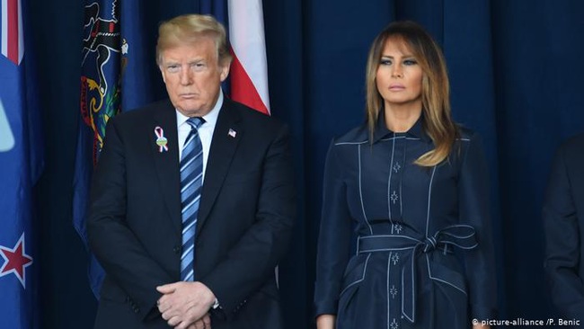Hé lộ lý do bất ngờ khiến Đệ nhất phu nhân Mỹ hiếm khi nở nụ cười, gương mặt lạnh lùng đứng cạnh ông Trump bị nhiều người chỉ trích - Ảnh 2.