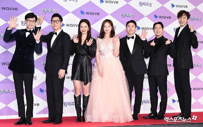 Thảm đỏ &quot;hot&quot; SBS Entertainment Awards 2019: &quot;Biệt đội&quot; Running Man chiếm trọn sự chú ý nhưng Somin lại tiếp tục bị chỉ trích &quot;làm lố&quot; - Ảnh 1.