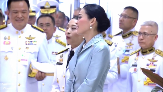 Sau khi Hoàng quý phi bị phế truất, Hoàng hậu Thái Lan ngày càng ghi điểm trước công chúng nhờ hai khoảnh khắc ý nghĩa này - Ảnh 3.