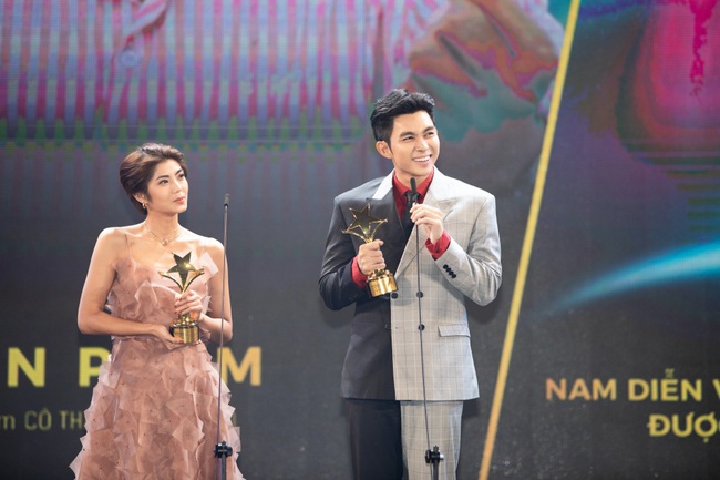 Vượt nhiều tên tuổi diễn viên kỳ cựu, Jun Phạm xúc động khi bất ngờ ẵm giải thưởng lớn dịp cuối năm - Ảnh 3.