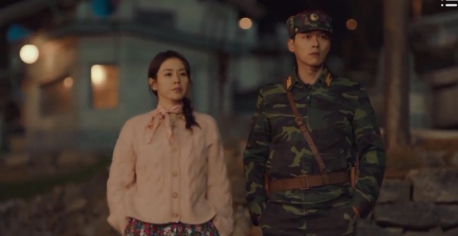 &quot;Crash Landing On You&quot; tập 5: Hyun Bin ghen nổ mắt khi thấy Son Ye Jin nắm tay trai lạ - Ảnh 2.