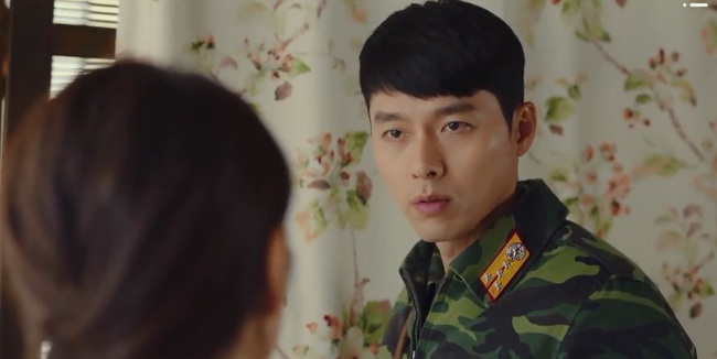 &quot;Crash Landing On You&quot; tập 5: Hyun Bin ghen nổ mắt khi thấy Son Ye Jin nắm tay trai lạ - Ảnh 4.