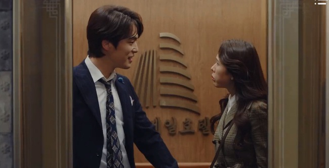 &quot;Crash Landing On You&quot; tập 5: Hyun Bin ghen nổ mắt khi thấy Son Ye Jin nắm tay trai lạ - Ảnh 8.