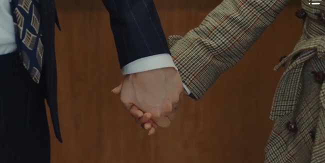 &quot;Crash Landing On You&quot; tập 5: Hyun Bin ghen nổ mắt khi thấy Son Ye Jin nắm tay trai lạ - Ảnh 9.