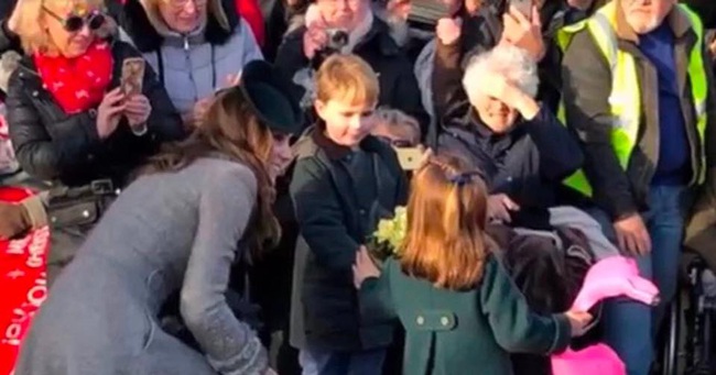 Hé lộ tiểu “soái ca” khiến Công chúa Charlotte ôm bó hoa khư khư không rời và từ chối phụ tá cầm giúp - Ảnh 1. Hé lộ tiểu “soái ca” khiến Công chúa Charlotte ôm bó hoa khư khư không rời và từ chối phụ tá cầm giúp - Ảnh 1.