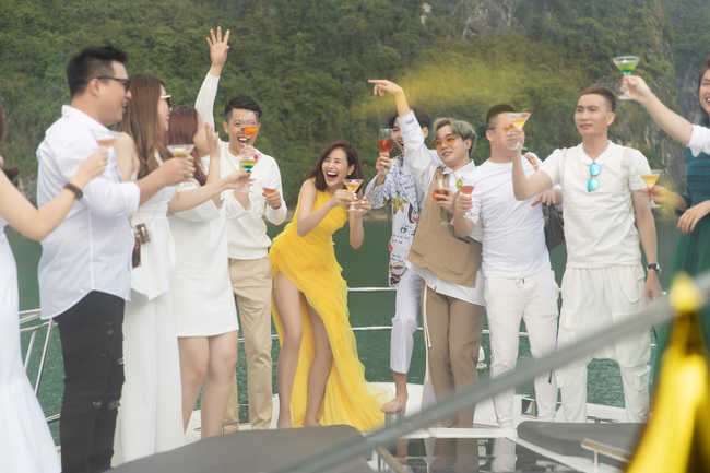 Hoa hậu điện ảnh Sella Trương “chơi lớn” mừng tiệc sinh nhật trên du thuyền sang trọng - Ảnh 4.