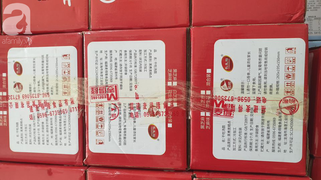 Hà Nội: Bắt hơn 1 tấn thịt đông lạnh, bánh kẹo Trung Quốc chuẩn bị bán ra thị trường - Ảnh 2.