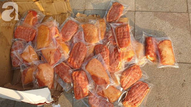 Hà Nội: Bắt hơn 1 tấn thịt đông lạnh, bánh kẹo Trung Quốc chuẩn bị bán ra thị trường - Ảnh 6.