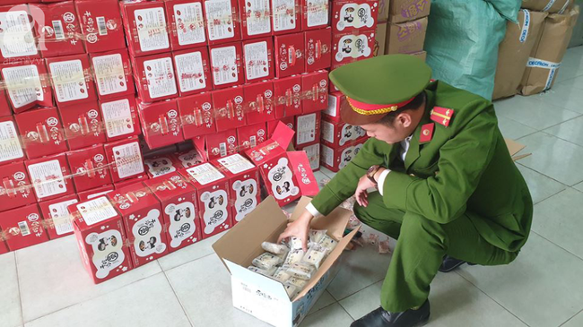 Hà Nội: Bắt hơn 1 tấn thịt đông lạnh, bánh kẹo Trung Quốc chuẩn bị bán ra thị trường - Ảnh 9.