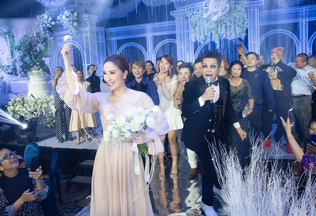 Điểm lại &quot;năm hỷ&quot; 2019 của showbiz Việt: Hôn lễ thế kỷ Đông Nhi - Ông Cao Thắng đã quá xa hoa nhưng những đám cưới này cũng không thua kém - Ảnh 9.