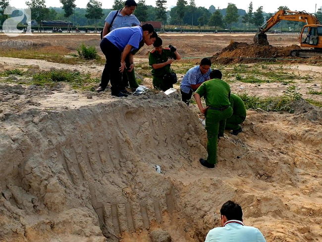 Bình Dương: Kinh hoàng phát hiện thi thể cháy đen nằm dưới hố sâu giữa ban ngày - Ảnh 4.