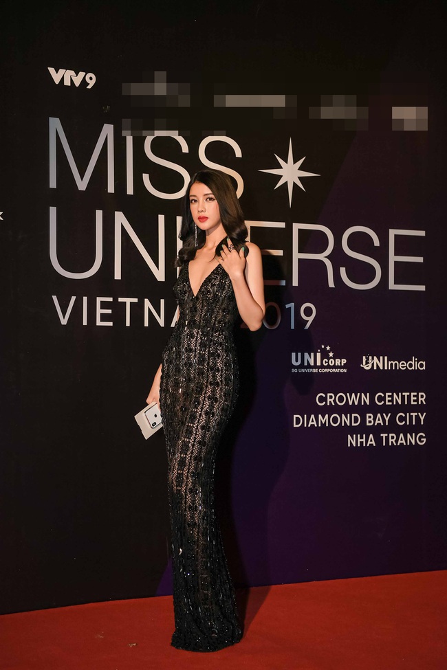 Thảm đỏ bán kết Hoa hậu Hoàn vũ Việt Nam 2019: Vũ Thu Phương quyền lực đọ dáng bên cạnh người đẹp Hương Giang - Ảnh 7. Thảm đỏ bán kết Hoa hậu Hoàn vũ Việt Nam 2019: Vũ Thu Phương quyền lực đọ dáng bên cạnh người đẹp Hương Giang - Ảnh 7.