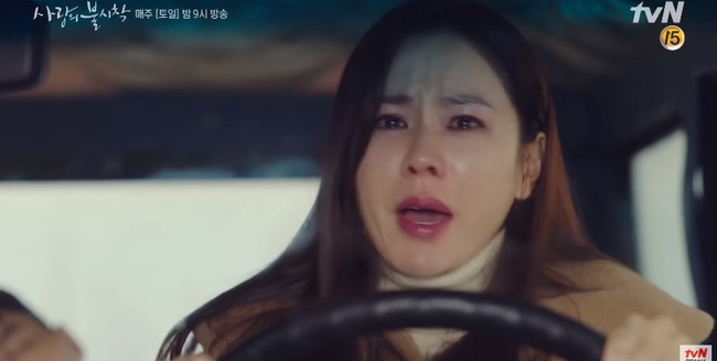&quot;Crash Landing On You&quot; tập 7: Hyun Bin ôm mặt khóc nức nở vì Son Ye Jin gặp chuyện chẳng lành? - Ảnh 3.