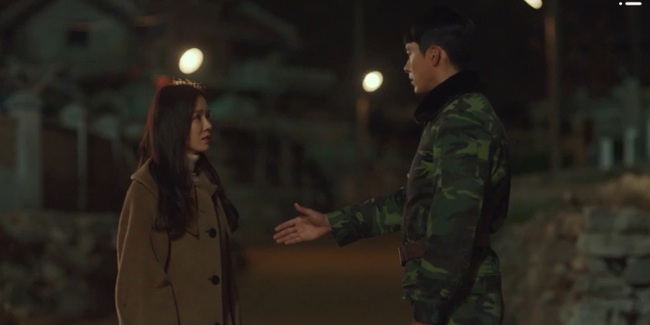 &quot;Crash Landing On You&quot; tập 6: Hyun Bin xả thân đỡ đạn cho Son Ye Jin khiến khán giả khóc hết nước mắt - Ảnh 3.