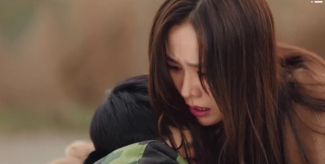 &quot;Crash Landing On You&quot; tập 6: Hyun Bin xả thân đỡ đạn cho Son Ye Jin khiến khán giả khóc hết nước mắt - Ảnh 9.