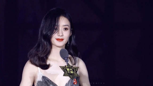 Fans Dương Tử nguyền rủa con trai Triệu Lệ Dĩnh chết yểu vì thấy đàn chị nhận giải thưởng danh giá - Ảnh 2. Fans Dương Tử nguyền rủa con trai Triệu Lệ Dĩnh chết yểu vì thấy đàn chị nhận giải thưởng danh giá - Ảnh 2.