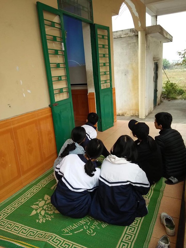 Học sinh trải chiếu trước cửa phòng học để hóng, tưởng drama gì hoá ra sự kiện mang tên: Họp phụ huynh - Ảnh 2.