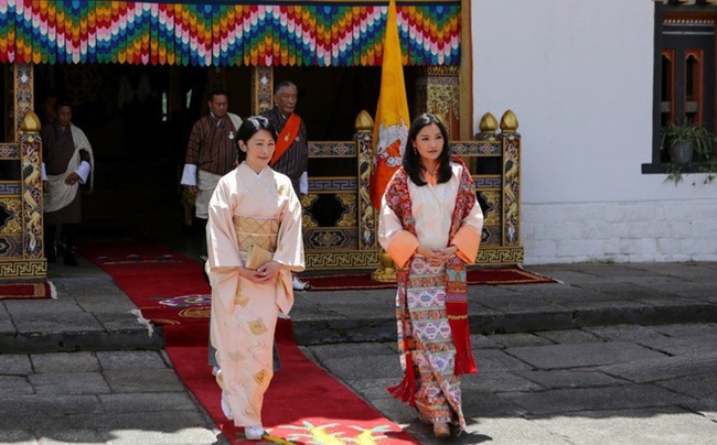 Một năm &quot;lên hương&quot; của Hoàng hậu vạn người mê Bhutan khiến cộng đồng mạng thế giới phải chao đảo - Ảnh 2.