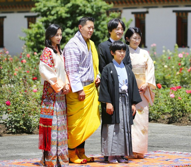Một năm &quot;lên hương&quot; của Hoàng hậu vạn người mê Bhutan khiến cộng đồng mạng thế giới phải chao đảo - Ảnh 1.