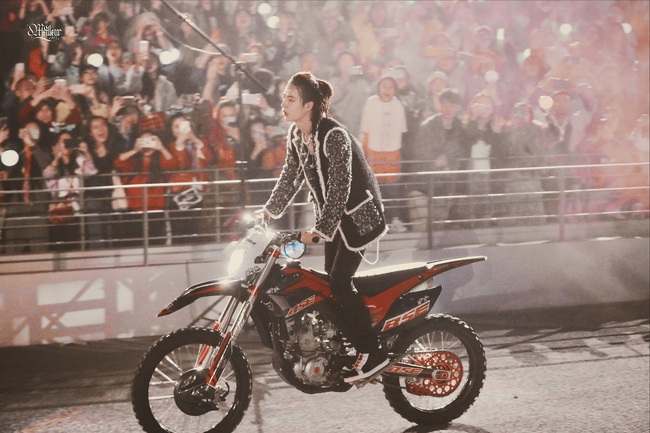 Vương Nhất Bác cưỡi mô tô nhảy dưới mưa, đẹp trai đến mức vừa xuất hiện sân khấu đã muốn vỡ tung - Ảnh 2.