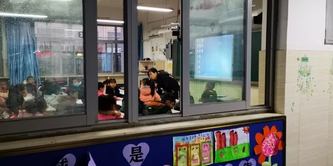 Bé gái bị phạt đứng ngoài cửa lớp khiến hiệu trưởng tò mò, nhưng sự thật phía sau khiến ai cũng xót xa - Ảnh 3. Bé gái bị phạt đứng ngoài cửa lớp khiến hiệu trưởng tò mò, nhưng sự thật phía sau khiến ai cũng xót xa - Ảnh 3.