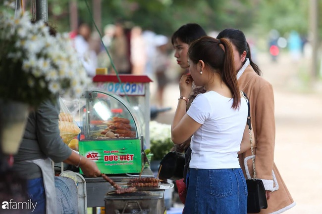 Gần cuối mùa cúc họa mi, hội chị em vẫn mê mệt kéo nhau đi chụp ảnh, sẵn sàng bỏ 100k thuê make up, trang phục tại chỗ - Ảnh 16.