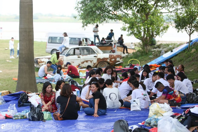 Gần cuối mùa cúc họa mi, hội chị em vẫn mê mệt kéo nhau đi chụp ảnh, sẵn sàng bỏ 100k thuê make up, trang phục tại chỗ - Ảnh 15.