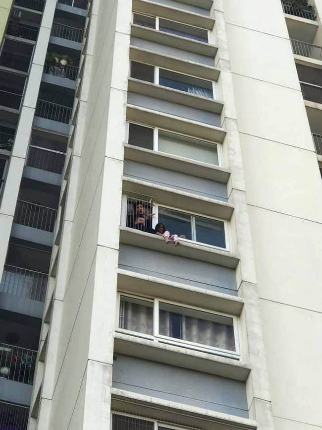 Hình ảnh bé gái ngồi vắt vẻo ngoài ban công tầng 6 chung cư khiến nhiều người kinh hãi - Ảnh 2.