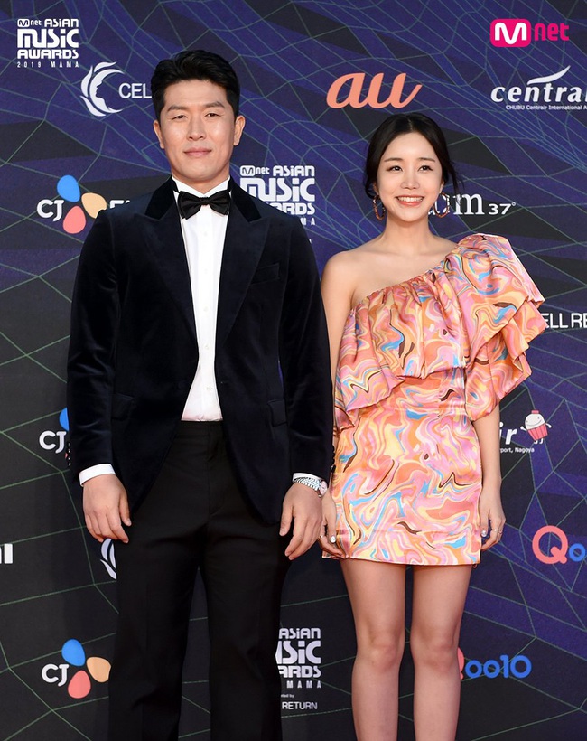 Thảm đỏ MAMA 2019: Sự đổ bộ của các tên tuổi lớn của làng nhạc Kpop, Cổ Lực Na Trát đẹp xuất sắc "chặt chém" dàn sao Hàn - Ảnh 27. Thảm đỏ MAMA 2019: Sự đổ bộ của các tên tuổi lớn của làng nhạc Kpop, Cổ Lực Na Trát đẹp xuất sắc "chặt chém" dàn sao Hàn - Ảnh 27.