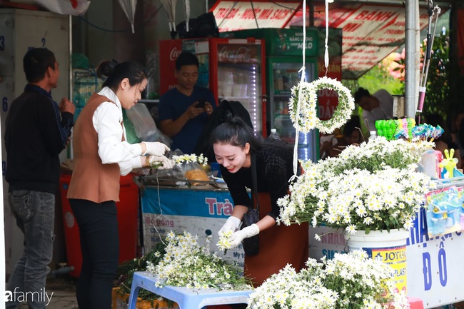 Gần cuối mùa cúc họa mi, hội chị em vẫn mê mệt kéo nhau đi chụp ảnh, sẵn sàng bỏ 100k thuê make up, trang phục tại chỗ - Ảnh 12.